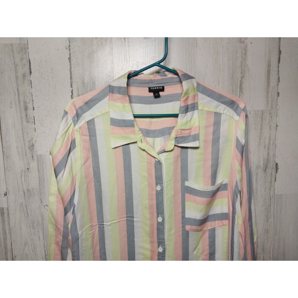 Torrid Women's Striped Button Up Blouse Size 3 22/24 Pastel Colors Spring - Picture 2 of 6
